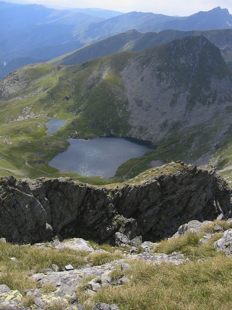 Lacul Capra vazut de pe Vf.Vanatoarea lui Buteanu 2507 m by Chetan Horatio