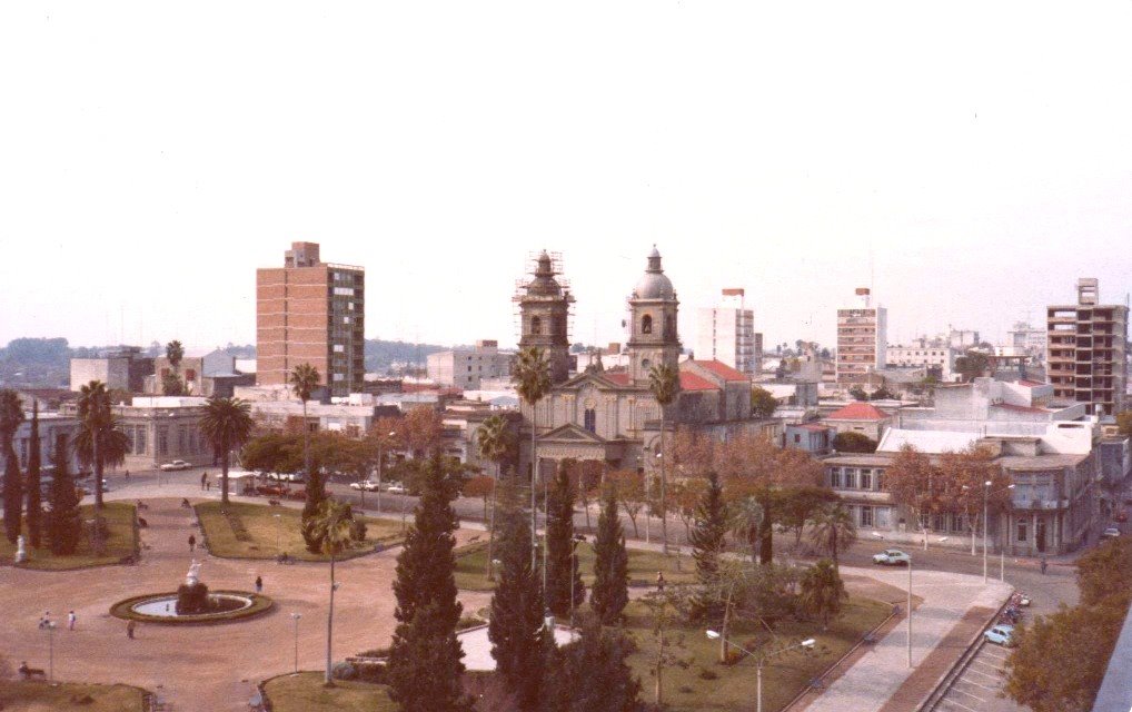 Salto 25 años atrás - La plaza 33 con la Iglesia en restauración by Ed. Rodríguez Prati