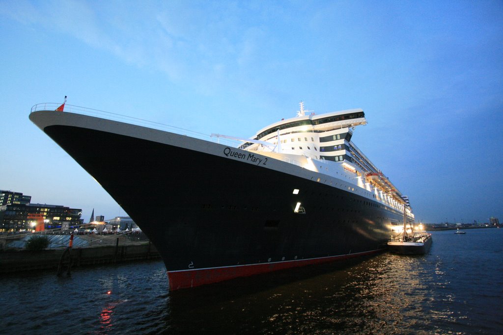 QM 2, Cruiseterminal 2007 by Carola Prigge