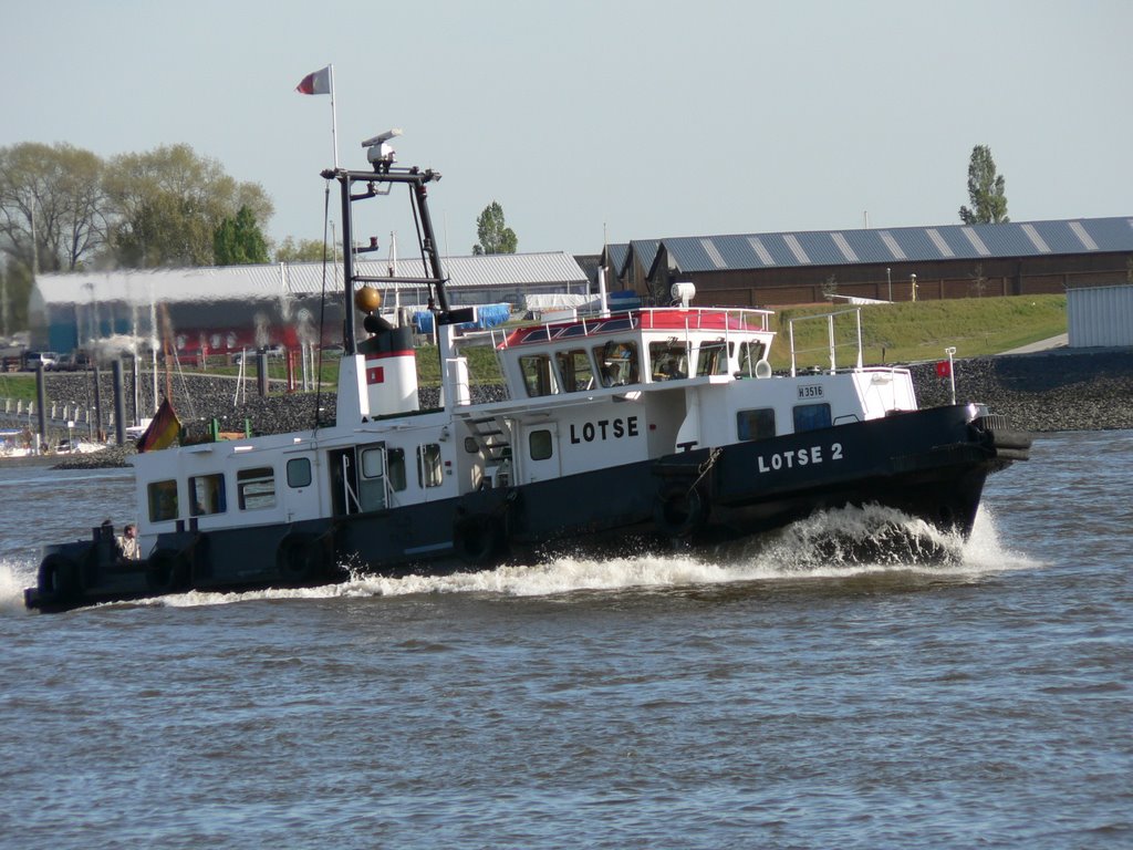 Schlepper bei Teufelsbrück by Carola Prigge