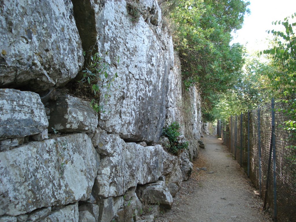 Le mura etrusche by Pino Mori