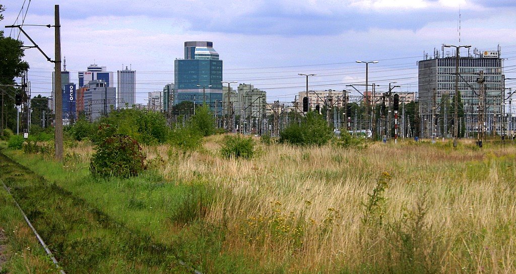 Na tyłach Dworca Zachodniego, Warszawa (sierpień 2008) by Tomasz Kobosz