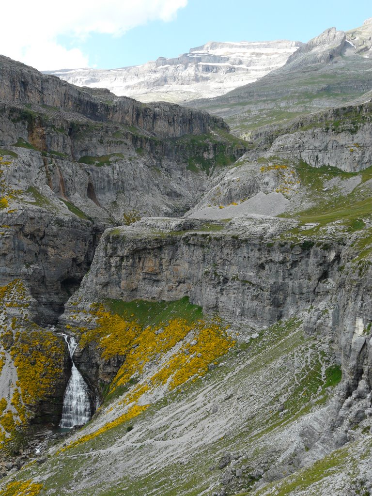 COLA DE CABALLO EN EL VALLE DE ORDESA Y MONTE PERDIDO by Helder Catalan