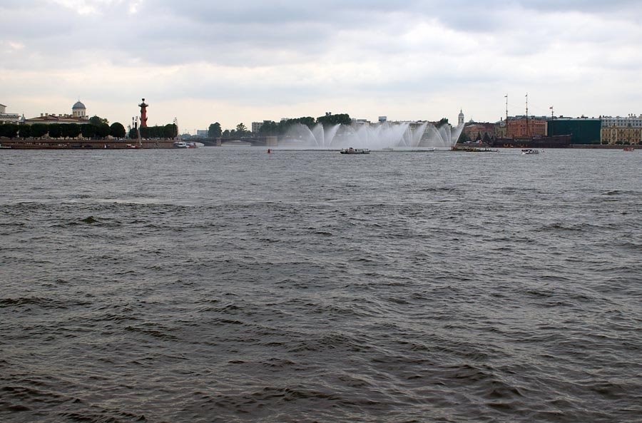 Вид на фонтан у Стрелки Васильевского острова / View of the fountain near the Arrow of Vasilievskiy island (25/07/2007) by Dmitry A. Shchukin