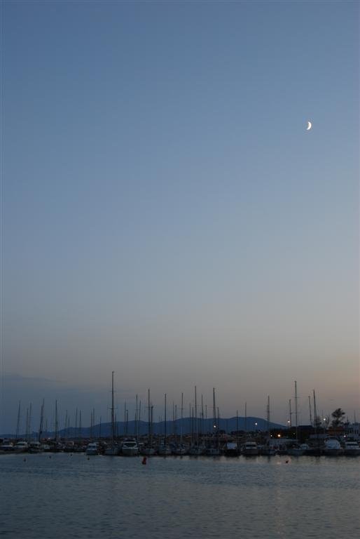 Anochecer en el Puerto Deportivo Vinaroz by Fhacku