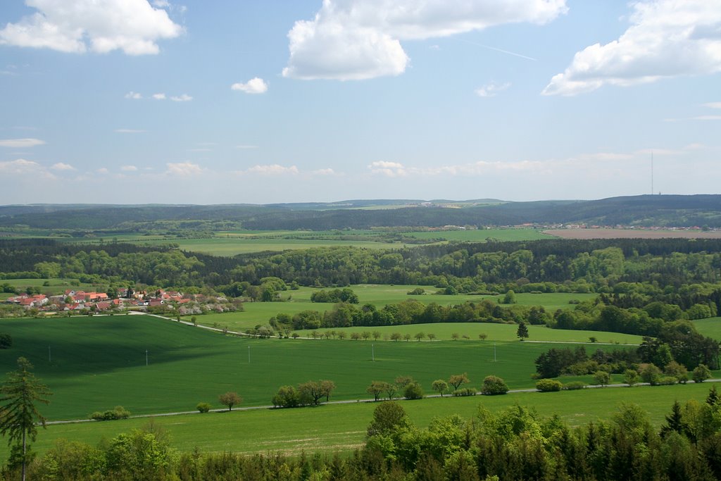 Suchdol, vpravo v pozadí TV vysílač Kojál - cca 8,5 km by labl