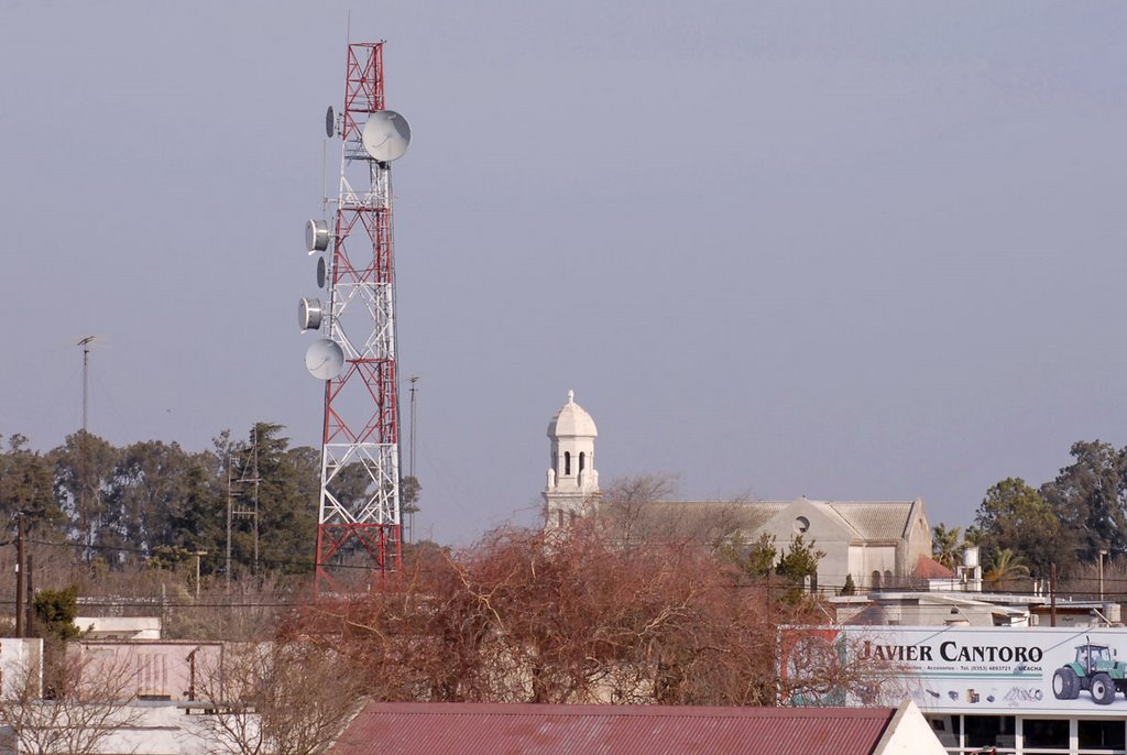 Torre Telecom e Iglesia desde tribuna cancha Club Newbery by Daniel Valdano