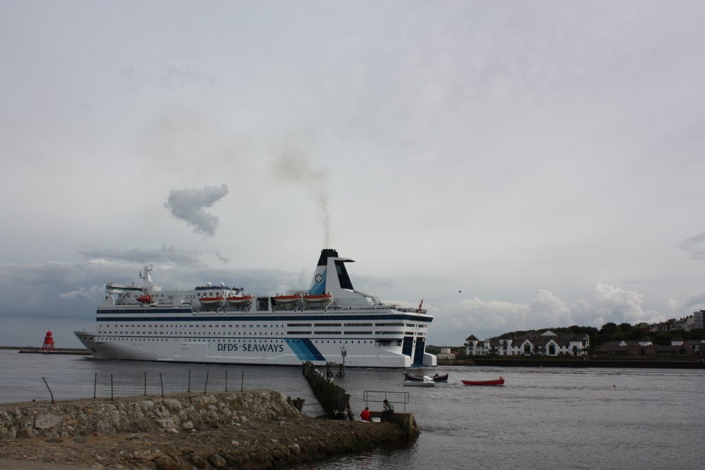 DFDS Ferry, accompanied by strange cloud, seems to be pointing the way... by trikermike