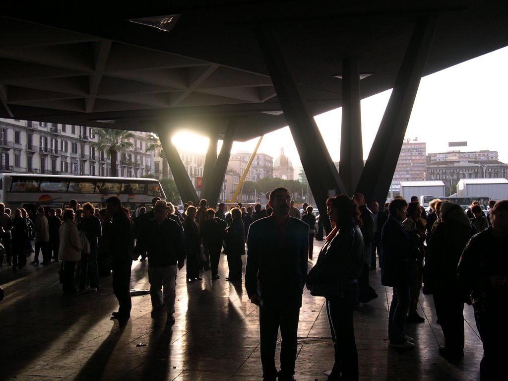 Napoli - Sole sulla stazione by Eric Medvet