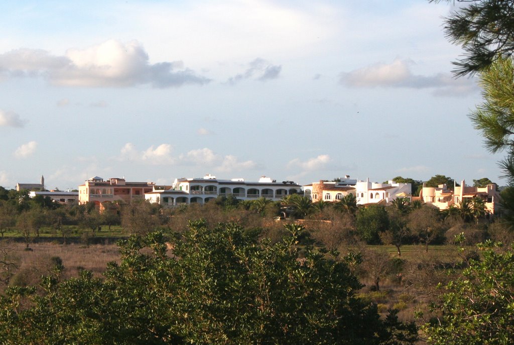 Blick auf Cala Santanyì und Kirche von Santanyì by picotuna