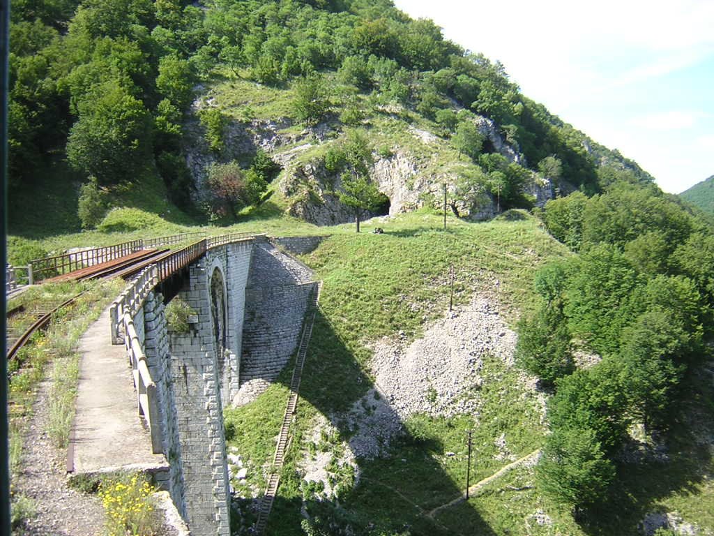 Cu trenul de la Oravita la Anina_ultimul viaduct inainte de Anina by cpredescu