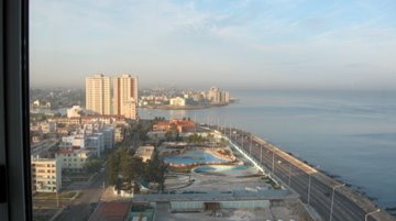 Vista del Malecón, desde el Hotel Riviera by Lázaro Chávez