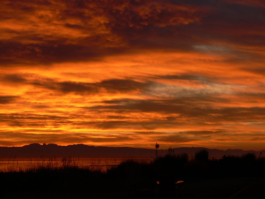 6 am at Columbia Beach by Bashir El-Khalafawi