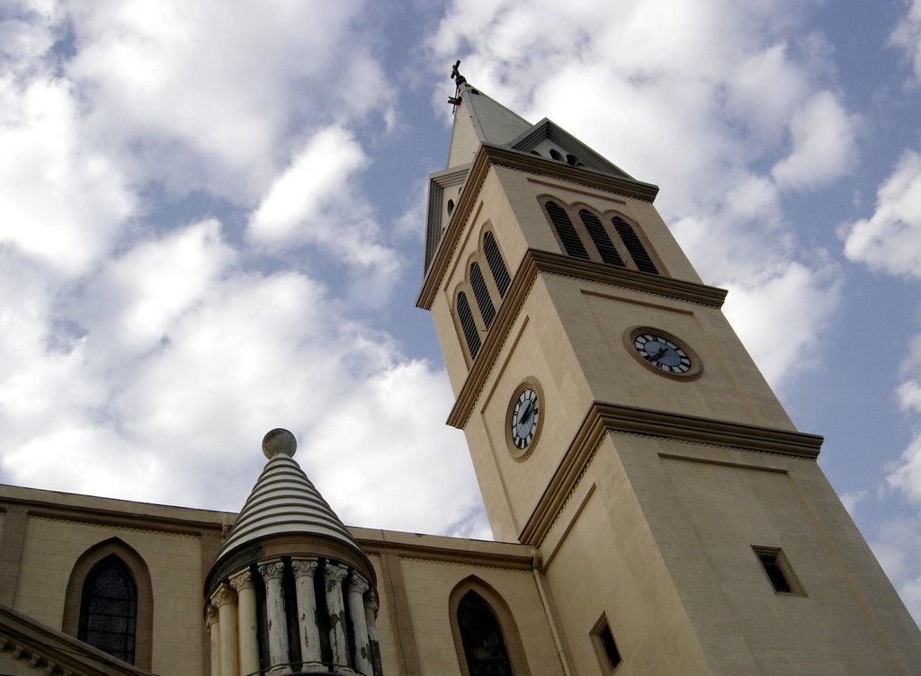 Nossa Senhora de Monte Serrat, Largo dos Pinheiros - São Paulo, SP, Brasil. by André Bonacin