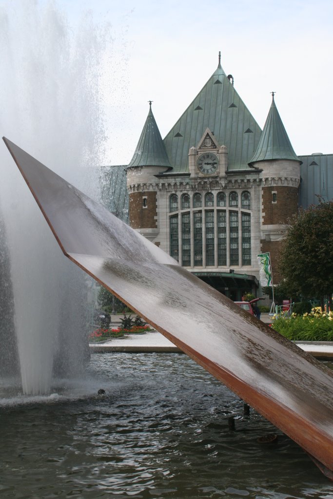 La Sculpture Fontaine devant la gare by ojehl