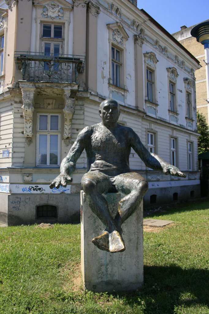 Statue of Picasso in Osijek, Croatia by Crash Vorich