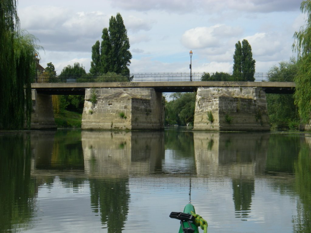 PARIS-ROUEN en kayak 75/453, amont du pont de l' île VILLENNES by papyrus