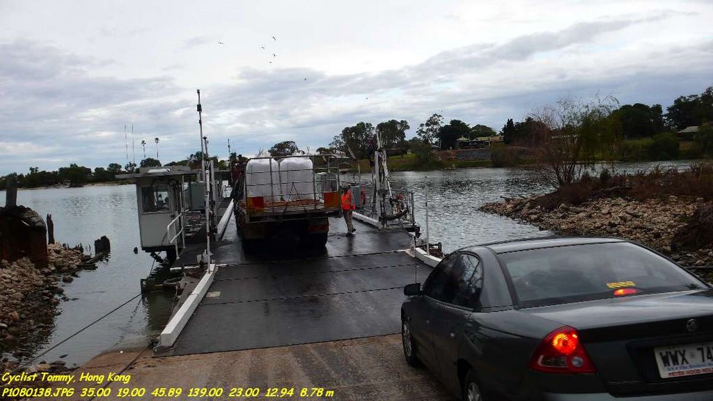 Free ferry in Wellington by Tommy Au