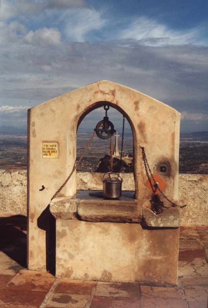 Santuari de Sant Salvador: Blick durch Brunnen zum Kreuz, Okt.2000 by picotuna