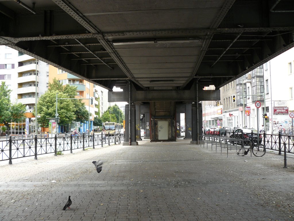 Unter der U-Bahn am Kottbusser Tor... by tumblr.tk