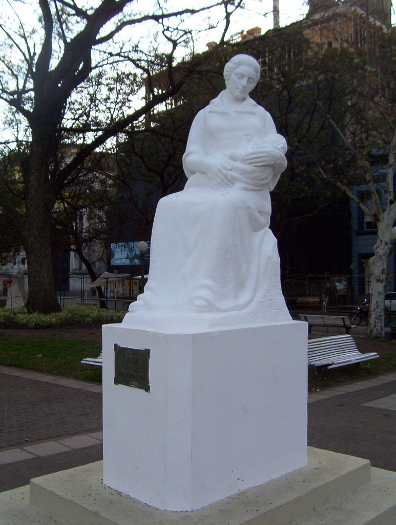 Monumento a La Madre - Pza. 25 de Mayo by Edgardo N. ZORZI