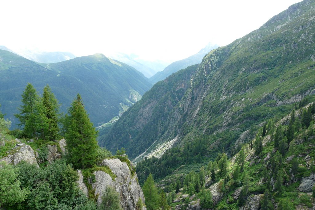 La vallée vue depuis le barrage d’Émosson by Bernard Bost