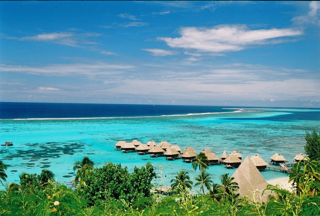 Hôtel de la côte Est de Moorea. by Marc BOVET-MORINON