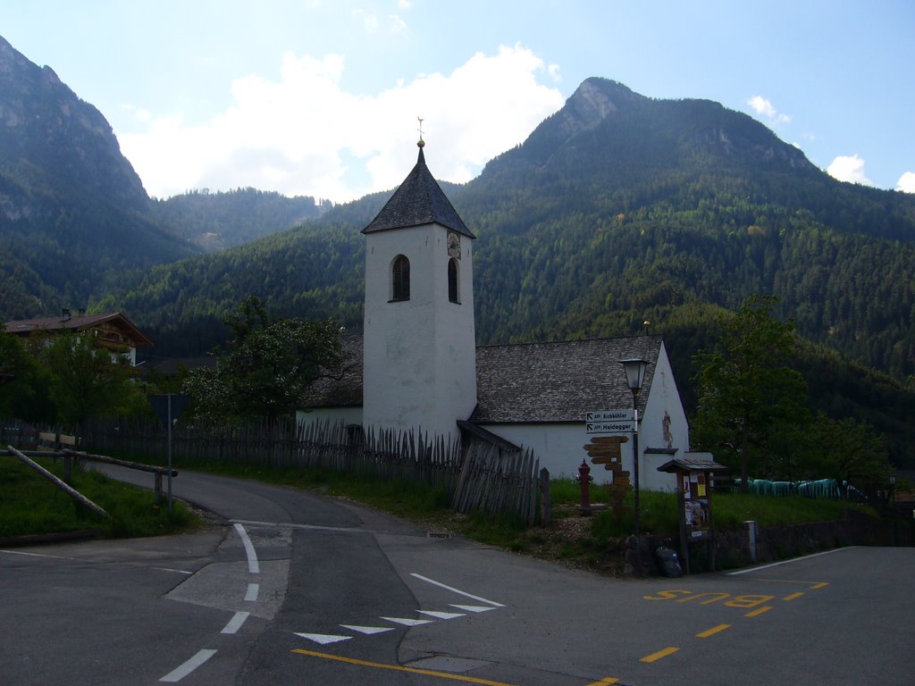 Kirche von Ums mit Blick auf Tschafon by Praschnicker