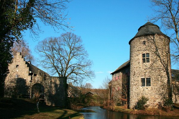 Wasserburg Haus zum Haus Ratingen by Elke Krone