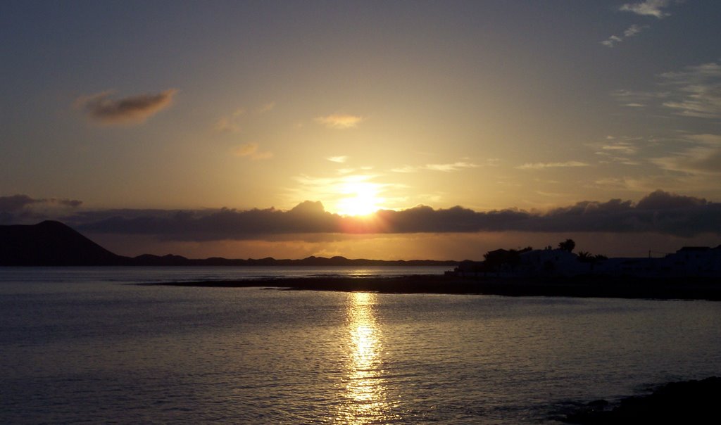 Amanecer en Corralejo (Fuerteventura) by laura&paula