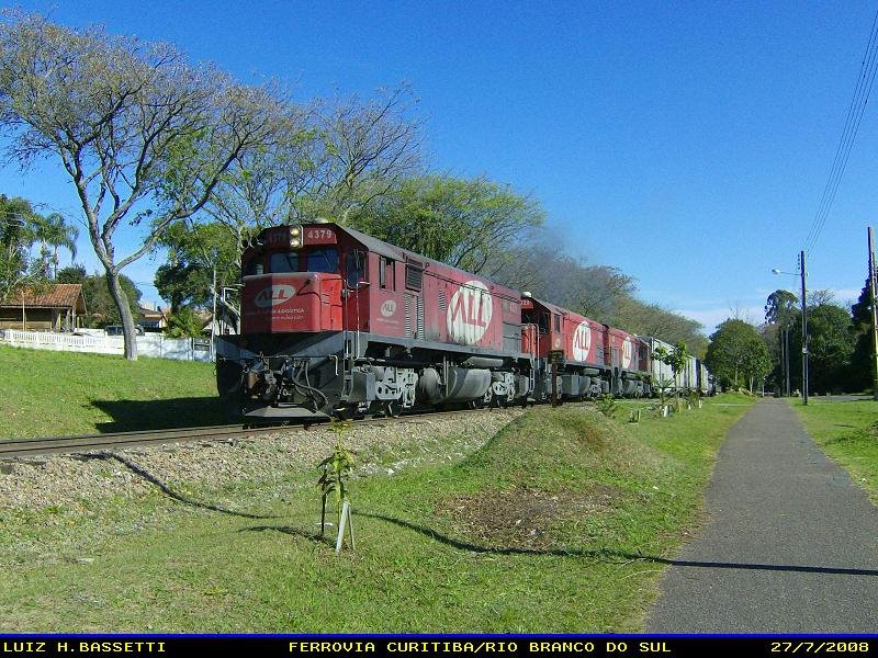 Trem Passando Pelo Alto da XV/Curitiba by Luiz H. Bassetti