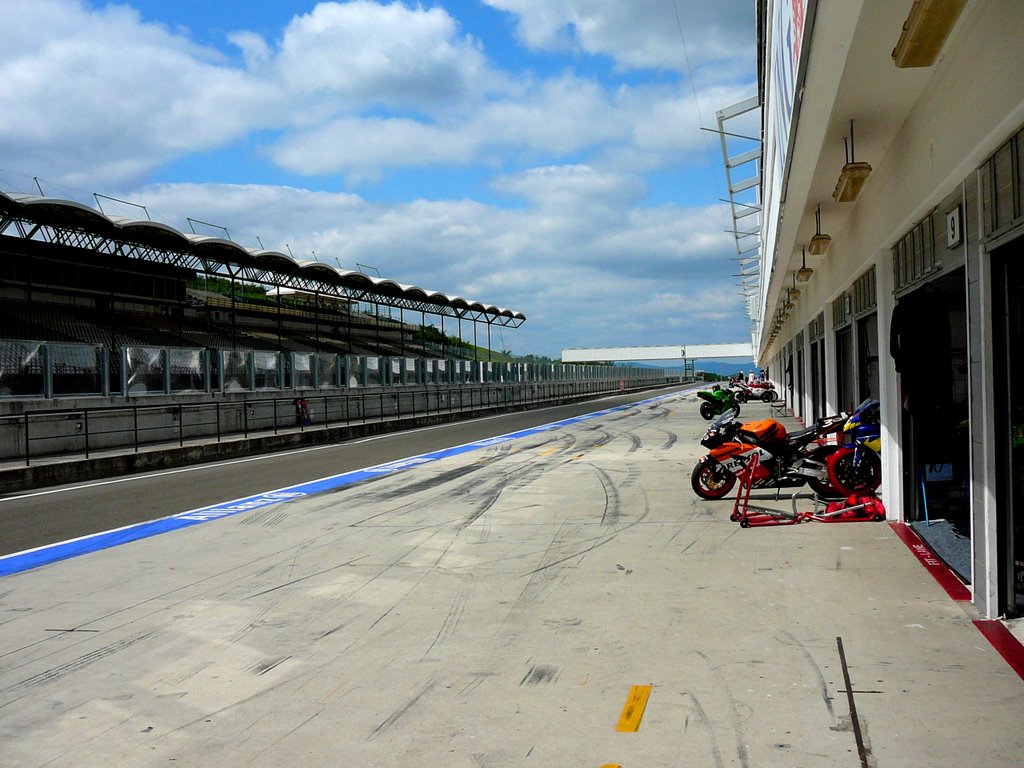 Hungaroring- Box utca by Stéger Alíz