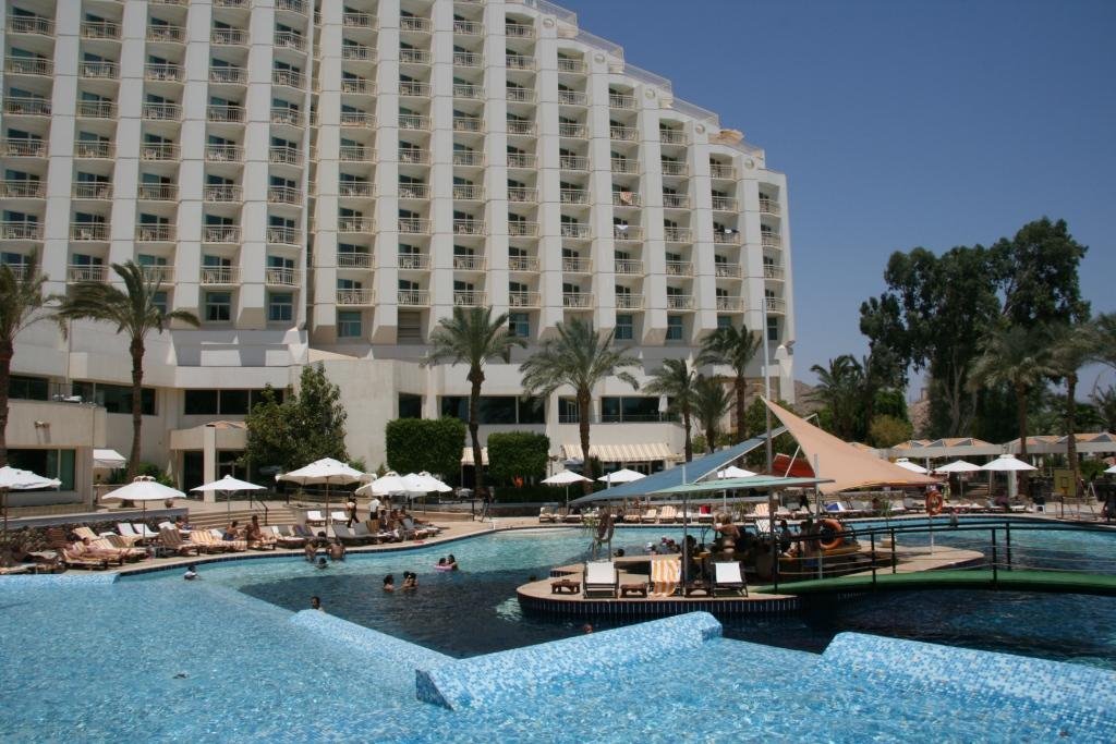 Hilton Taba Resort & Nelson Village - Seawater pool with island bar and the hotel building by L´Cas