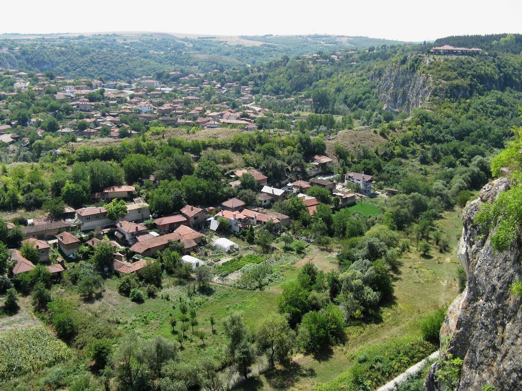 Vedere panoramica - satul Cherven (jos la baza abruptului este valea raului Cherni Lom) by Paul Ion™