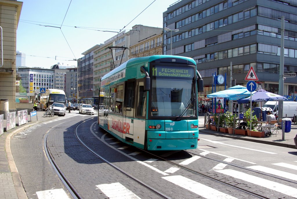 Eine Straßenbahn vor dem Frankfurter Hbf by der.hannes