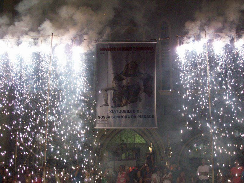 Show de fogos, no final da Festa de agosto de 2008 by Marcelo Fernandes do…