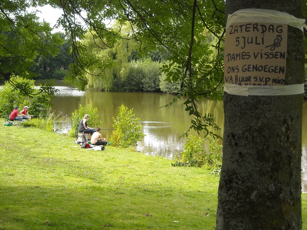 Zouden er veel dames bijten vandaag? by Thei Moors|