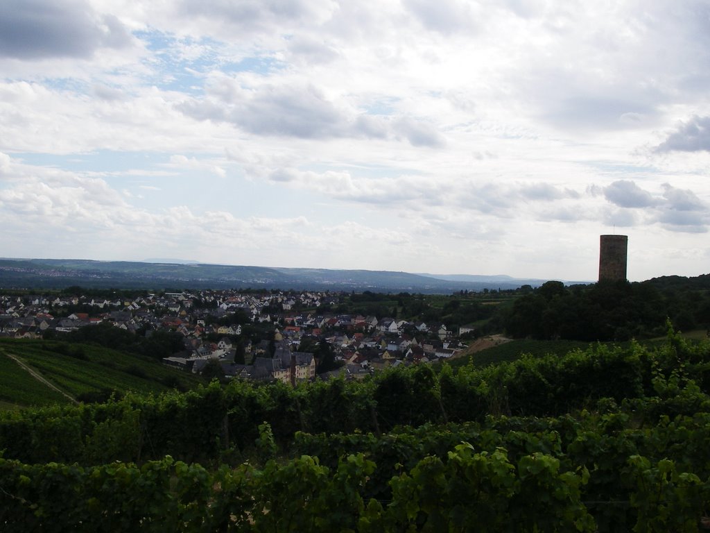 Kiedrich , der Bergfried der Burg Scharfenstein rechts by <- Akira ->