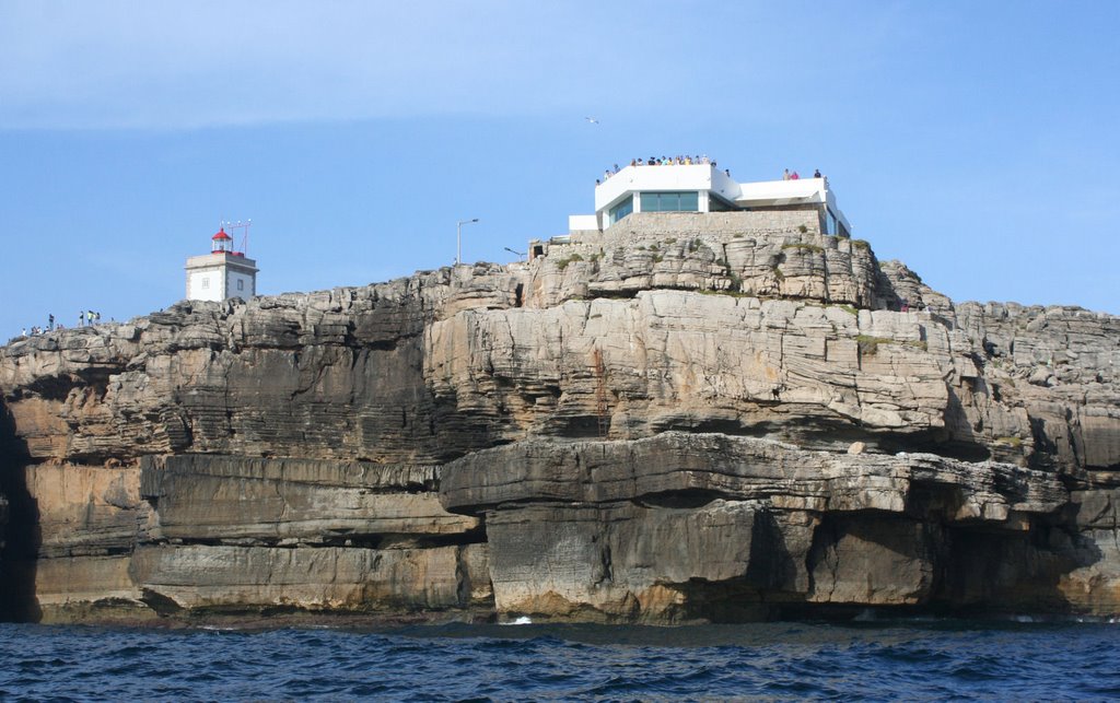 Farol e "Nau dos Corvos" no Cabo Carvoeiro by placosta