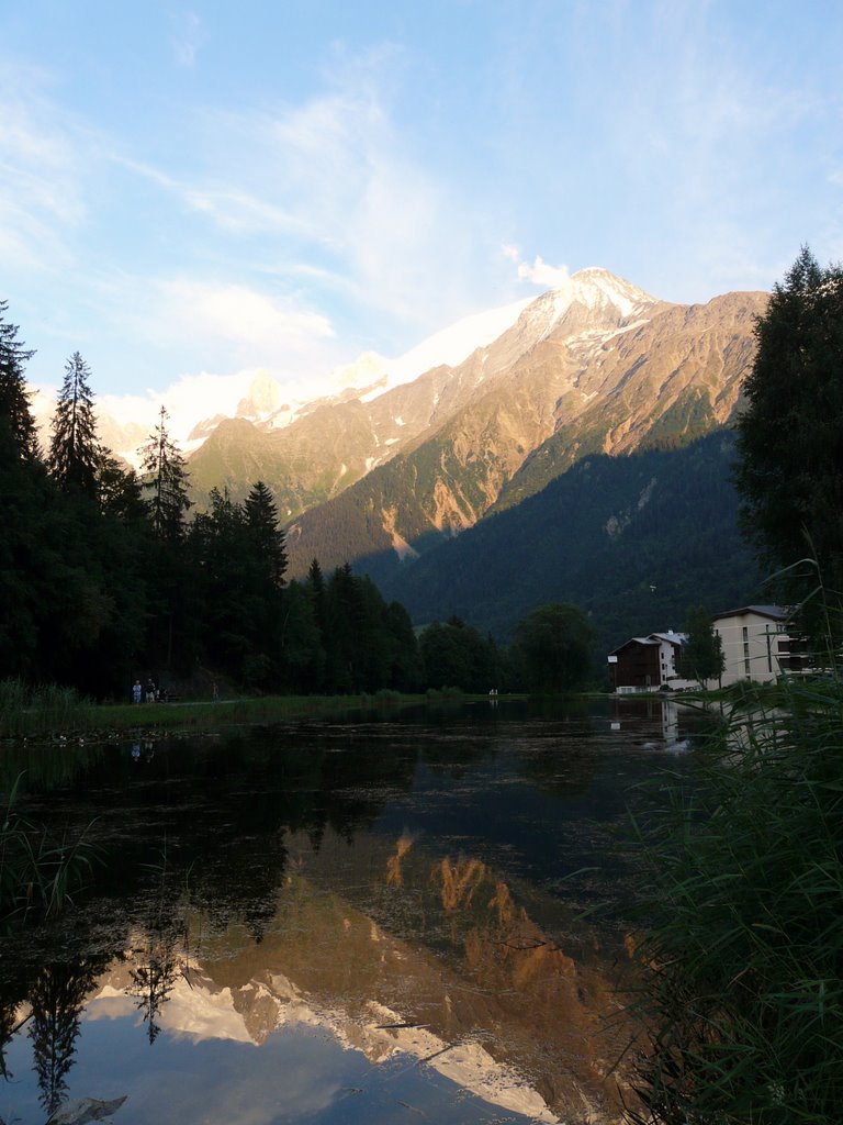 Le reflet du massif du mont blanc by cris02