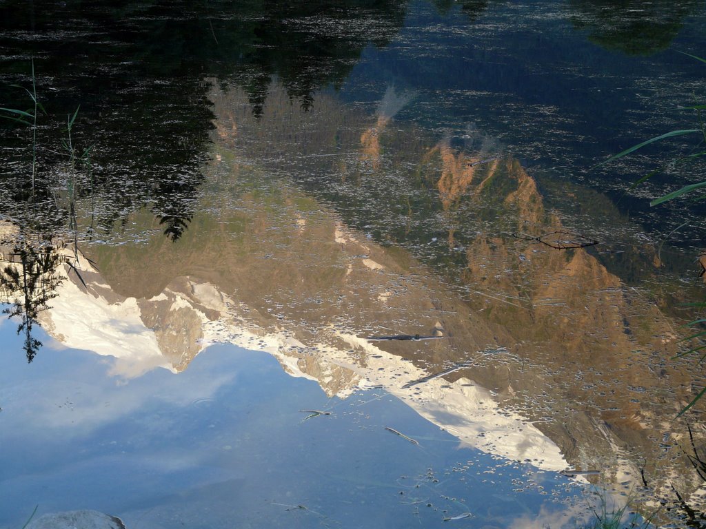 Le reflet du massif du mont blanc by cris02