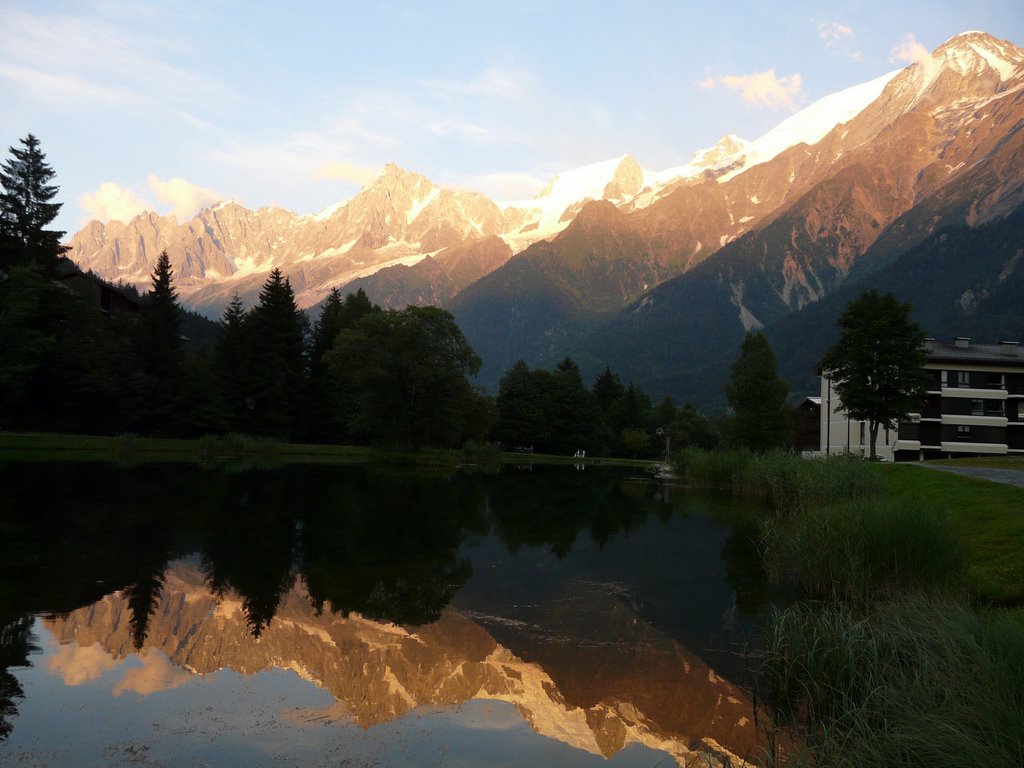 Le reflet du massif du mont blanc by cris02