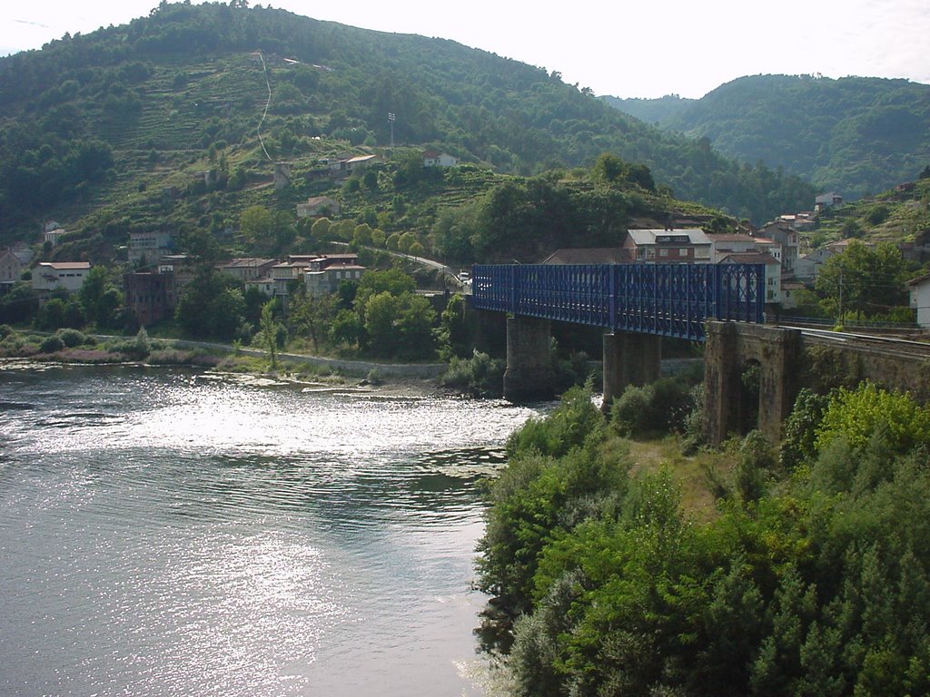 Puente del ferrocarril y al fondo el pueblo de Peares by Julian Mayor Couceir…