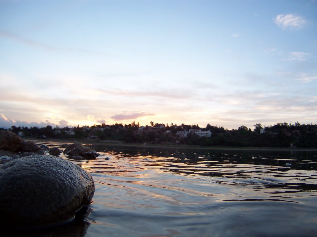 Atardecer sobre el lago by Juan Pedro Sollender