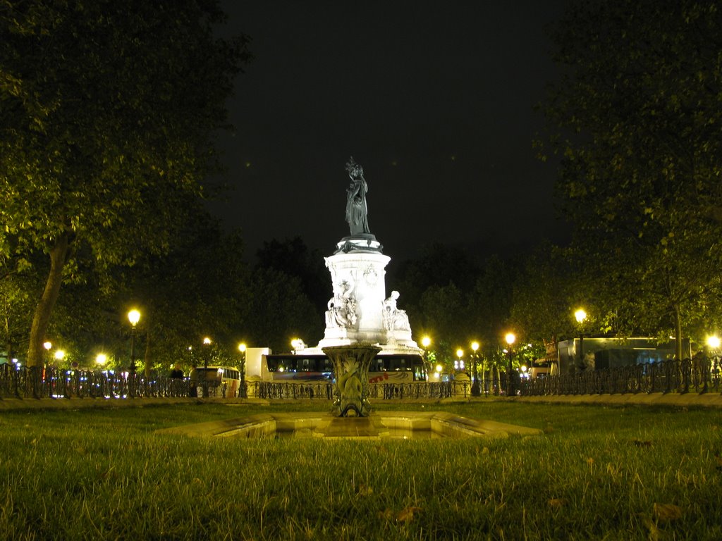 Place de la République by dodicistelle