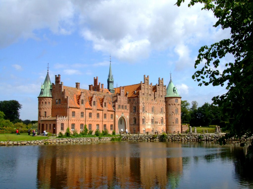 Egeskov Slot by Bentler