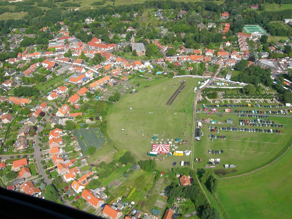 Feest op m'n durpje. Vanuit helicopter Prince by tanneke