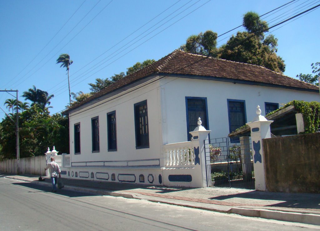 Casa antiga no centro de Quissamã/RJ. by Paulo Noronha