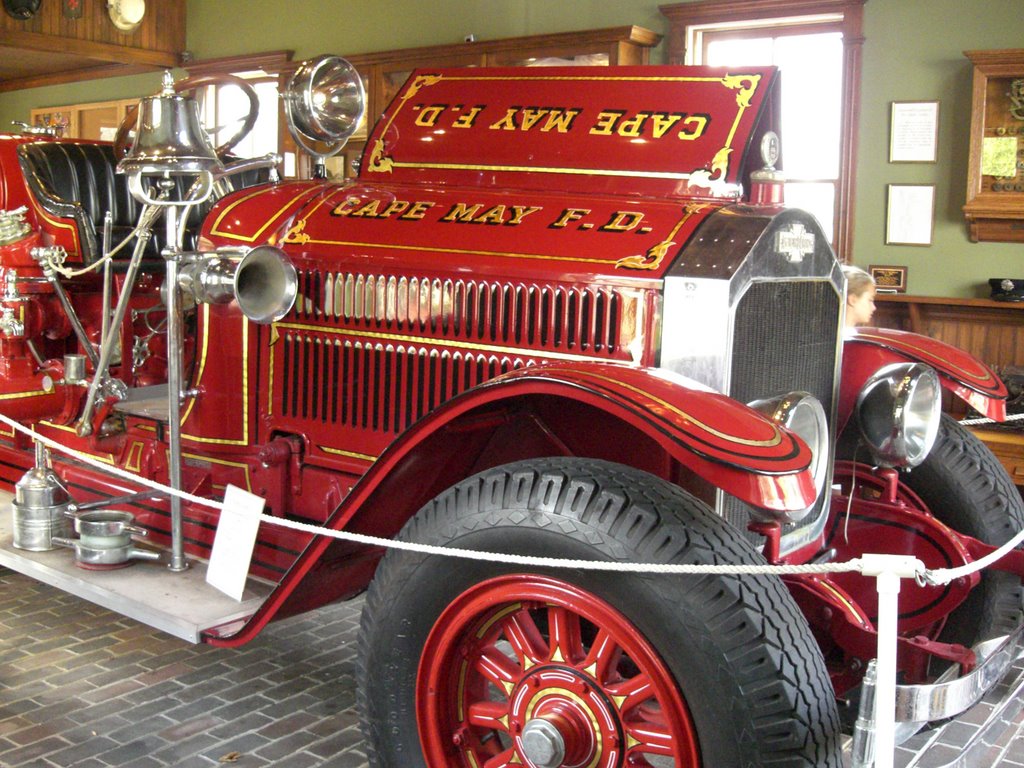 Old fire truck in Cape May (museum) by lucoben