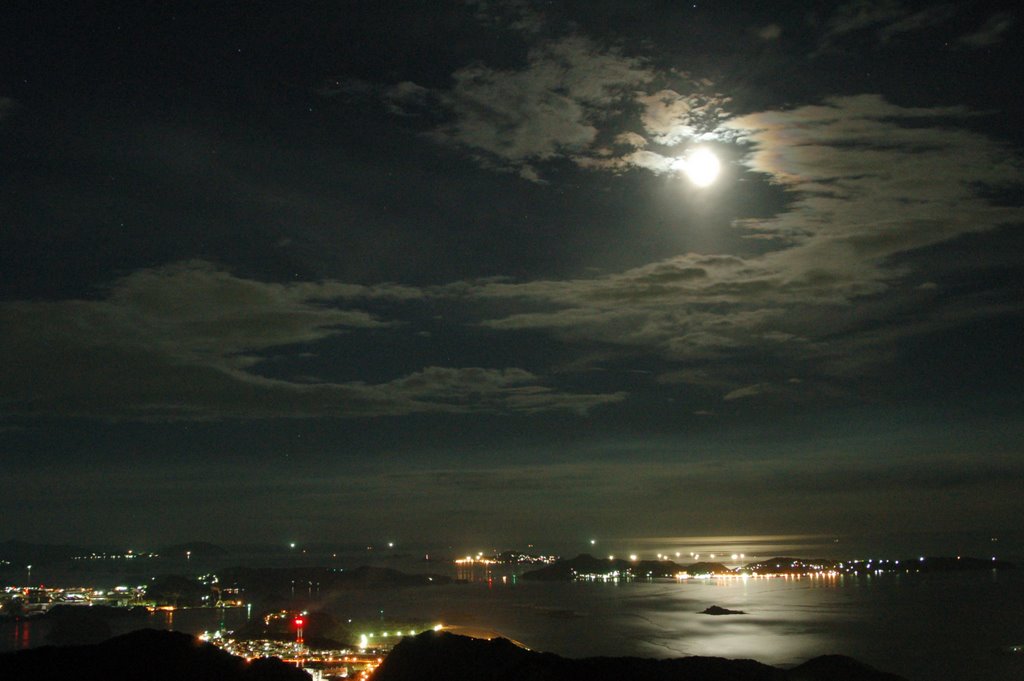 The moon on the NAGASAKI bay by Guges